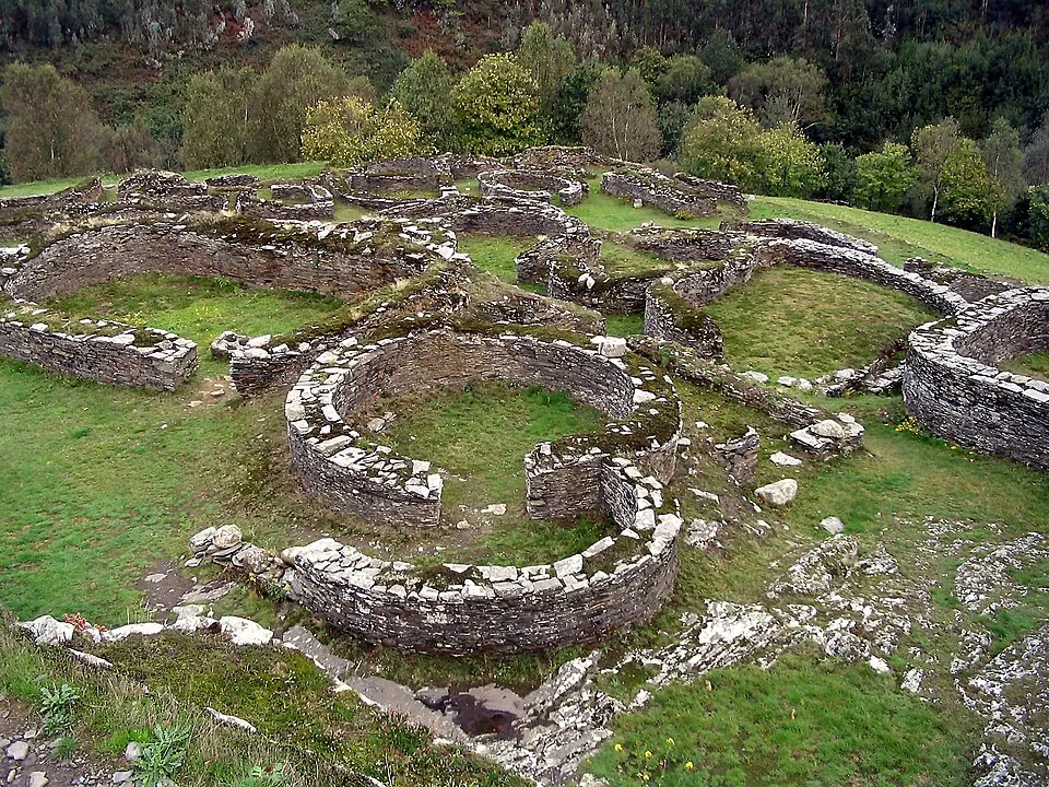 El Castro de Coaña, con las bases de sus casas circulares.