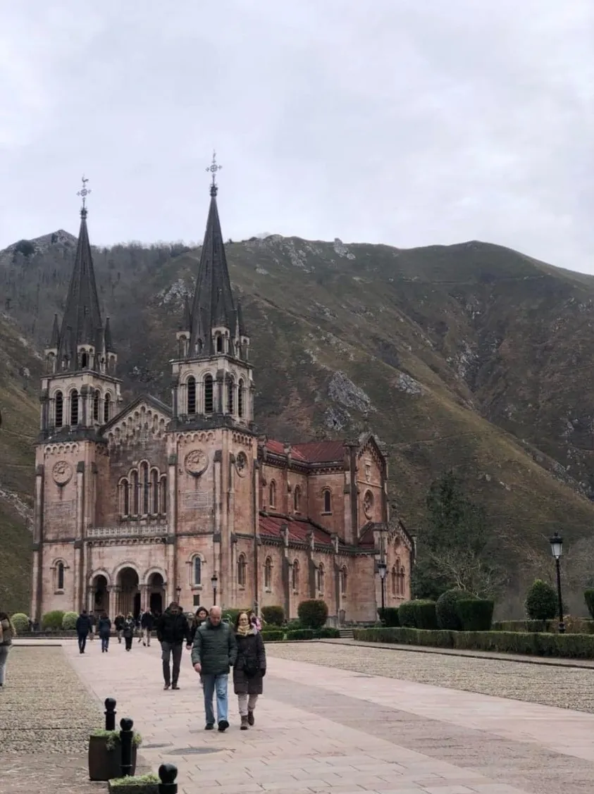 La basílica de Covadonga, lugar simbólico del origen del Reino de Asturias.