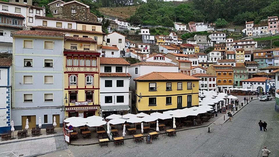 Cudillero, pueblo marinero en ladera.
