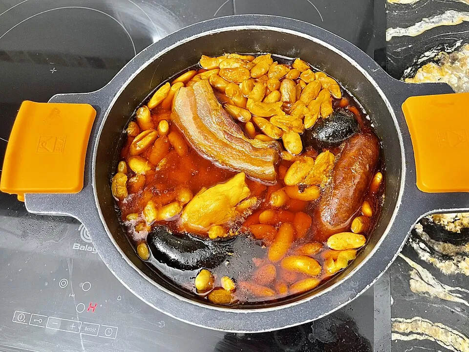 Un plato de fabada asturiana, con su compango.