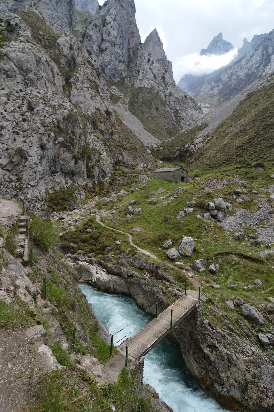 La Ruta del Cares, excavada en la roca sobre el río.