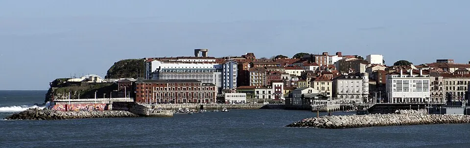 Cimadevilla, el barrio marinero de Gijón, con la playa de San Lorenzo al fondo.