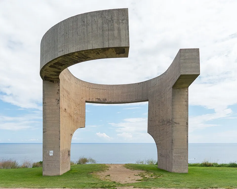 El Elogio del Horizonte, obra de Eduardo Chillida.