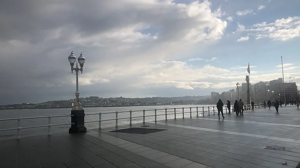 La playa de San Lorenzo, en Gijón.