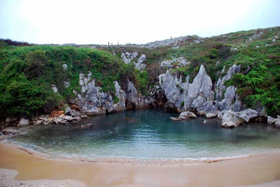 La playa de Gulpiyuri.