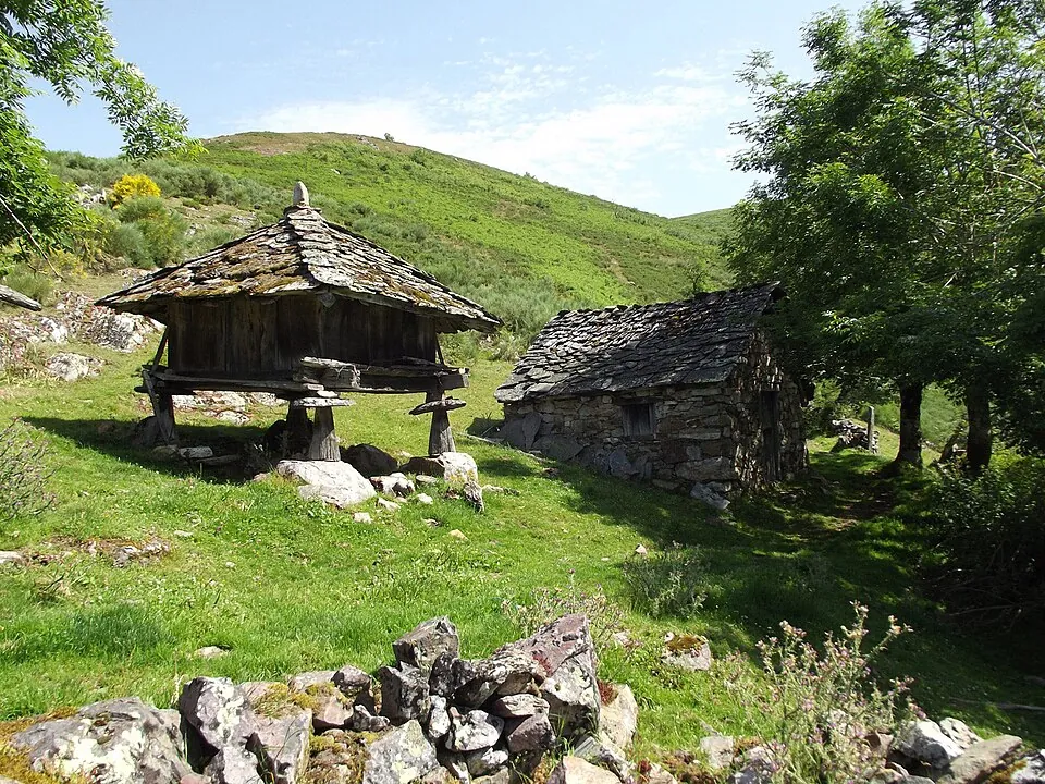 Un hórreo asturiano, granero elevado sobre pilares de piedra.