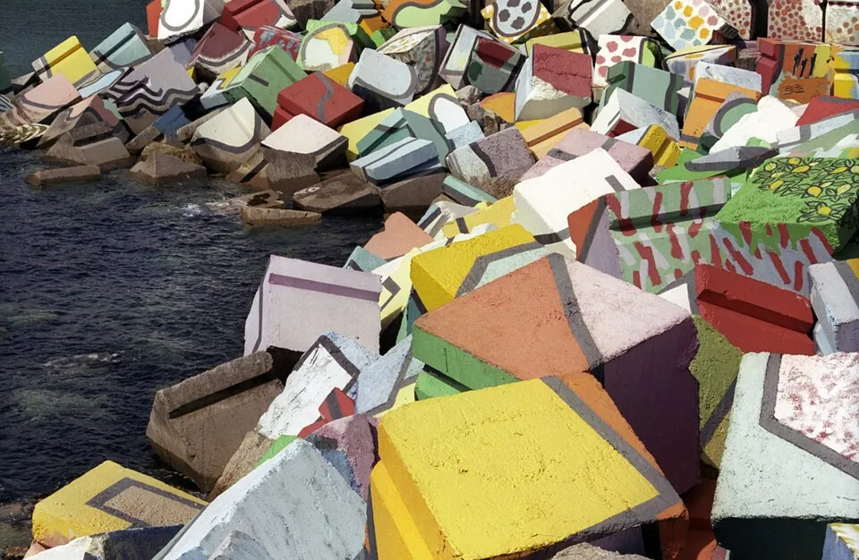 El puerto de Llanes, con los Cubos de la Memoria en el espigón.