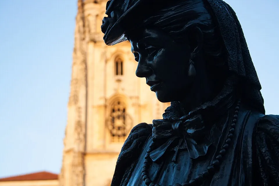 La Regenta, una de las estatuas de la ciudad.