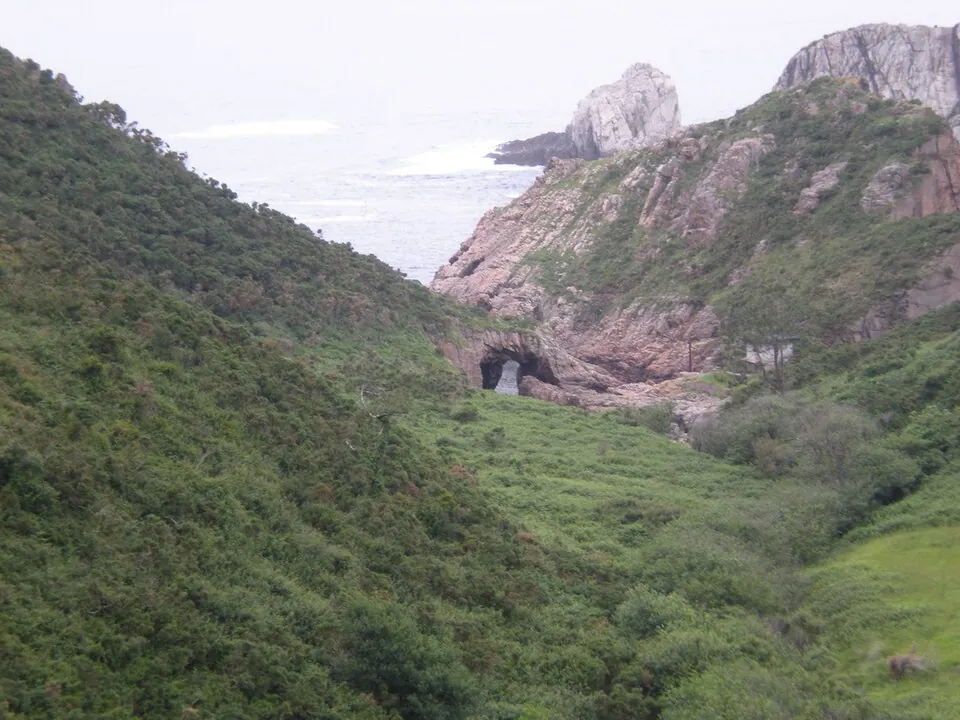 La playa del Silencio, una cala rodeada de acantilados.