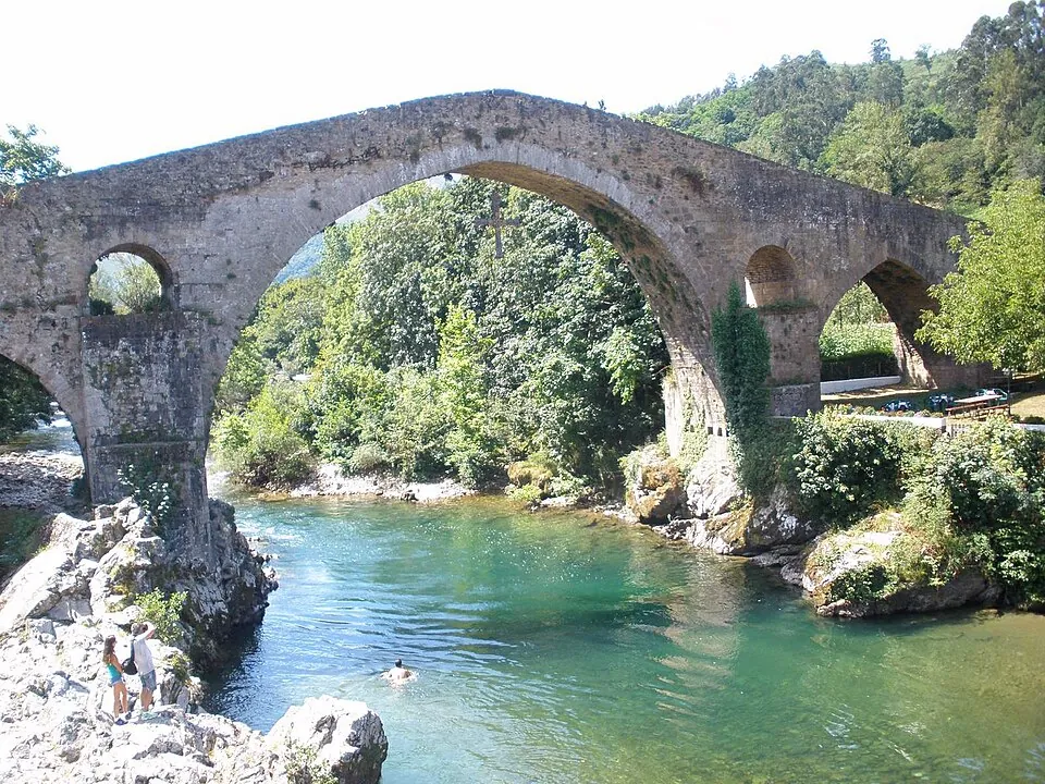 El puente de Cangas de Onís sobre el río Sella.