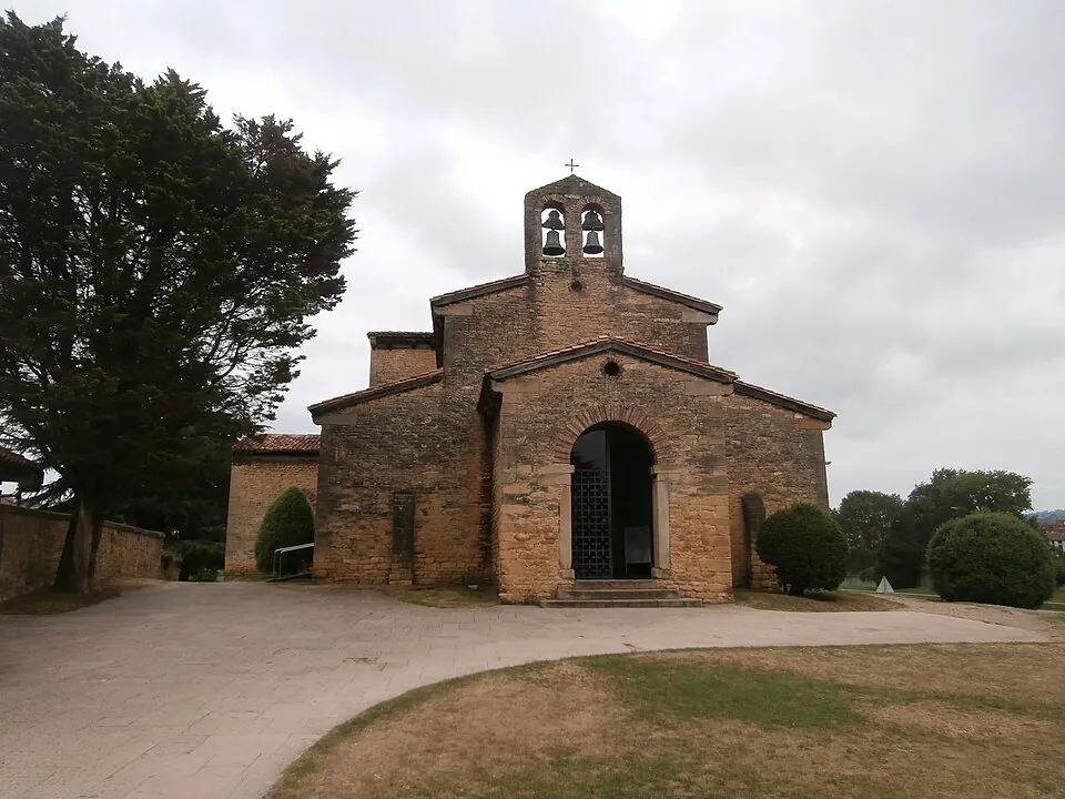 San Julián de los Prados, también llamada Santullano.
