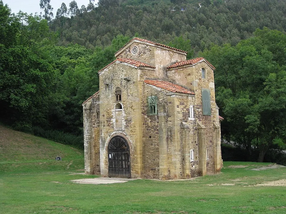 San Miguel de Lillo, en las laderas del Naranco.