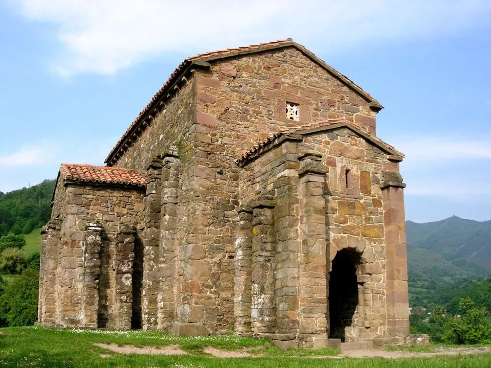 Santa Cristina de Lena, en lo alto de un cerro.