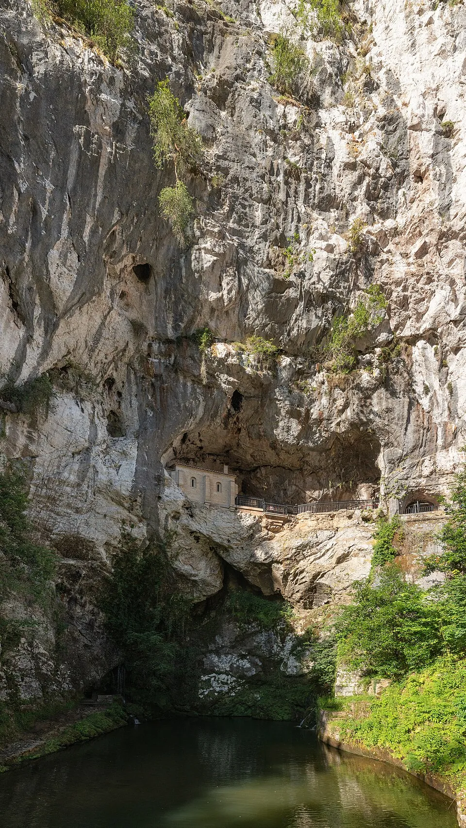 La Santa Cueva de Covadonga.