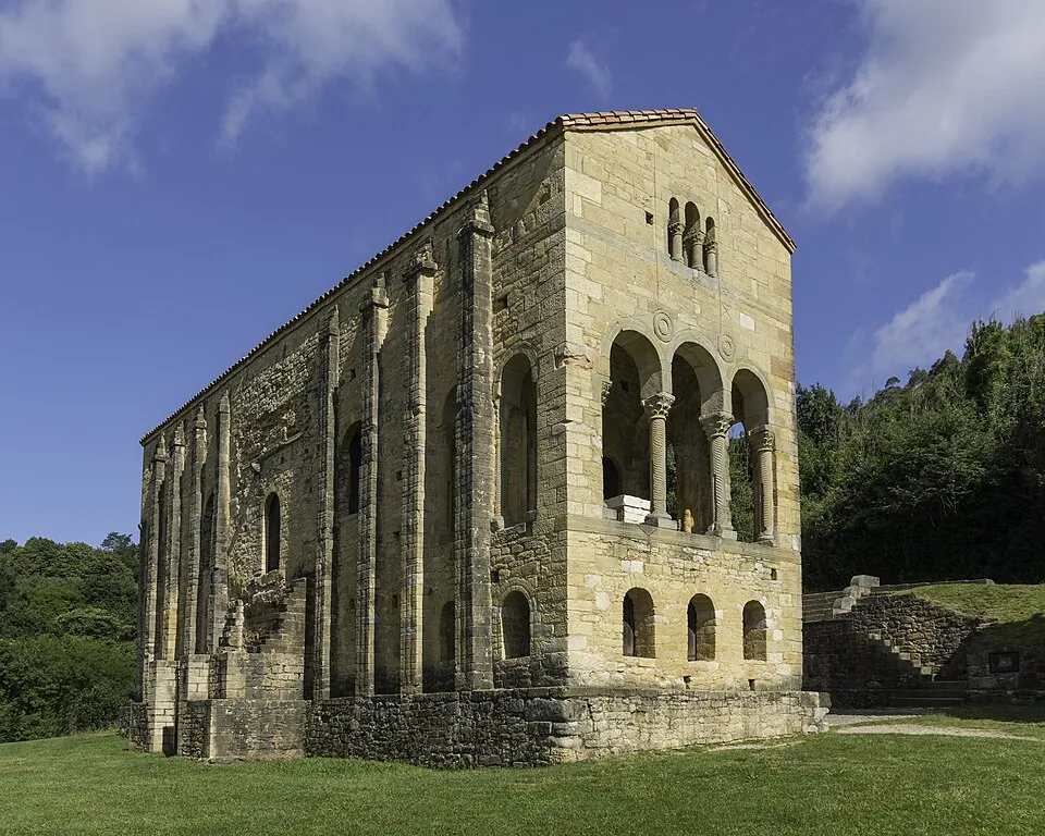 Santa María del Naranco, antiguo palacio de Ramiro I en la ladera del monte Naranco.